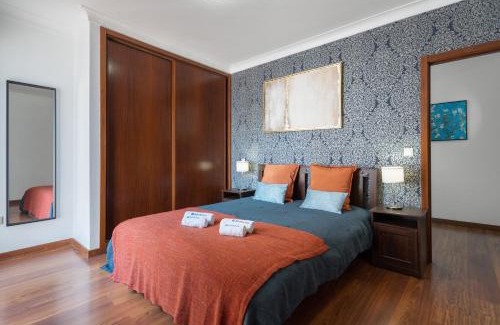 Bonfim House | Host Wise - Spacious Duplex House - Jacuzzi & Terrace