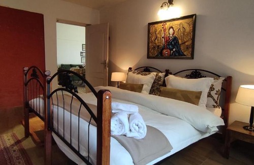 Kaul House | Hostie Katie's Abode - 3 BHK Homestay, Hartola near Mukteshwar