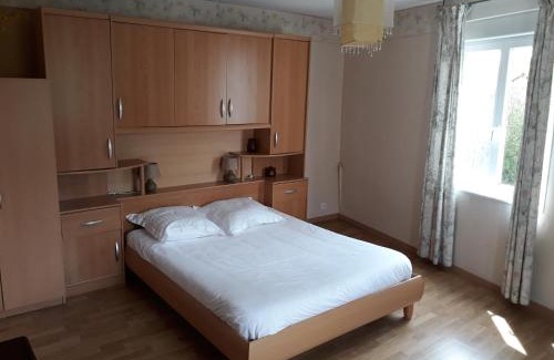 Sainte-Gauburge-Sainte-Colombe Hotel | Hotel De La Gare