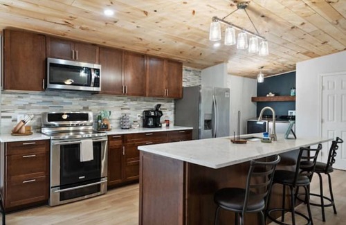 Luray House | Hot tub, 180 acres, river access