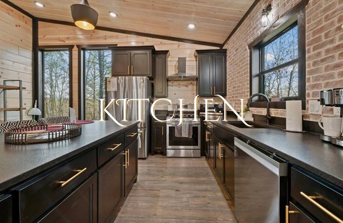 Broken Bow Cabin | Hot Tub | Firepit | Pet-friendly | Luxurious