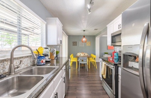 West San Antonio House | HOT-TUB, Game Room & BBQ by Lackland AFB & SeaWorld