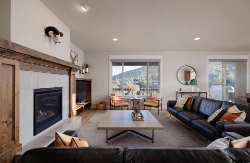 Redmond House | Hot-Tub - Modern 5BDR Family Retreat - Sleeps 11