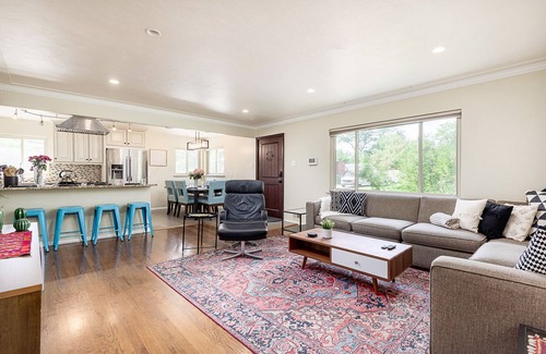Denver House | Hot Tub, Steam Room, Billiards, Ping Pong, Darts, 3 Kings, 8 beds total.