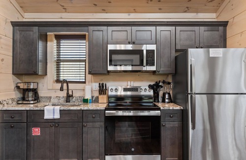 Cosby House | Hot Tub Treehouse Cabin #5 | 24 min to Gatlinburg
