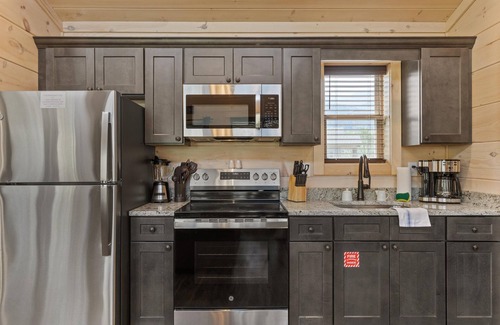 Cosby House | Hot Tub Treehouse Cabin #9 | 24 Min to Gatlinburg