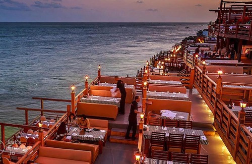 D.H.A. Hotel | Hotel 12 O'clock