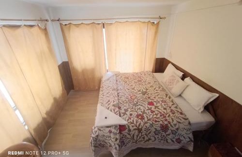 Laripora House | Hotel Adnan Palace