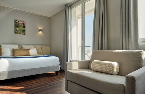 Suresnes Hotel | Hotel Atrium by HappyCulture