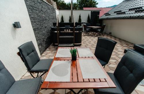 Tulghes Hotel | Hotel Casa Blanca