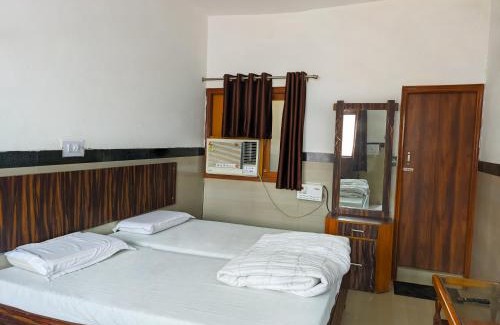 Agra Hotel | Hotel Goverdhan - Walking to Raja Ki Mandi Railway and 3km from ISBT