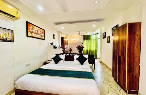 Hauz Khas Village Hotel | Hotel Hauz Khas Inn