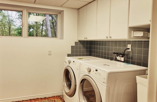 Seguin House | Hotel Luxury 6 brdm, 3 bath cottage on Little Lake Joe! Pristine inside and out!
