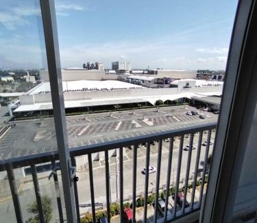 Las Pinas Apartment | Hotel Luxury Twin Bed Room with Balcony Las Pinas-South Residence