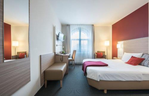 Buettelborn Hotel | Hotel Monika