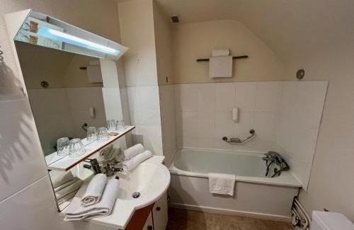 Besse-en-Chandesse Hotel | Hotel Restaurant Le Clos