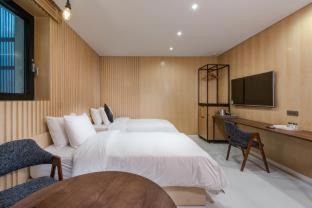 Chunggogil-tong Hotel | Hotel The Designers Kondae
