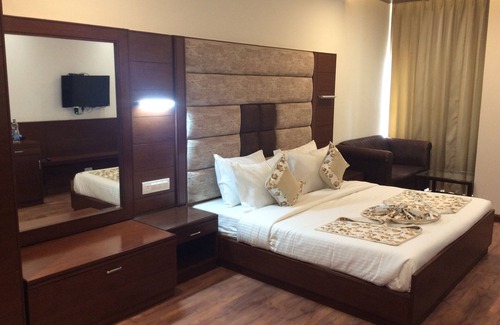 Sector 5 Hotel | HOTEL THE SAFFRON PARK