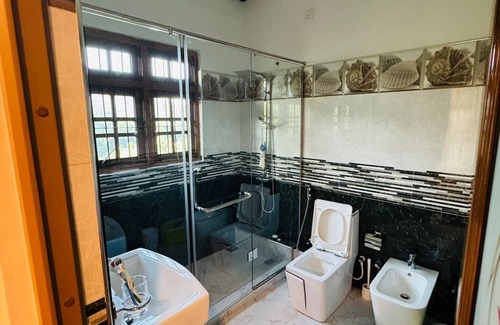 Harispattuwa Hotel | Hotel White House