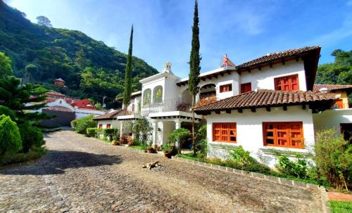 Santa Ana Hotel | Hotel y Jardines Casa Búho