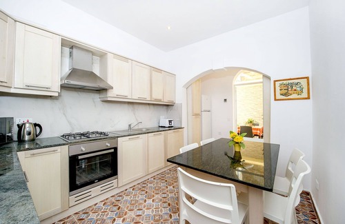 Sliema House | House 4 bedrooms 5 Bathrooms.nDiscover the perfect Sliema getaway at Seabreeze