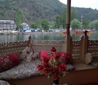 Dal Lake Boat Rental | House Boat New Pala Palace