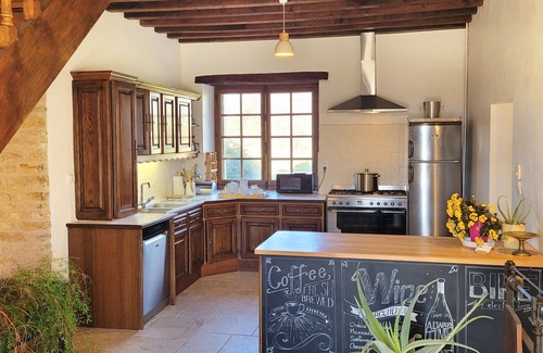 Eguilly House | House-entière-Exclusive-Private Bathroom-Woodland view