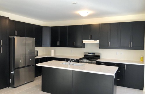 Brampton House | House in Brampton with Private Parking