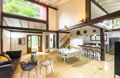 Carapicuiba House | House in Granja Viana in front of the environmental reserve