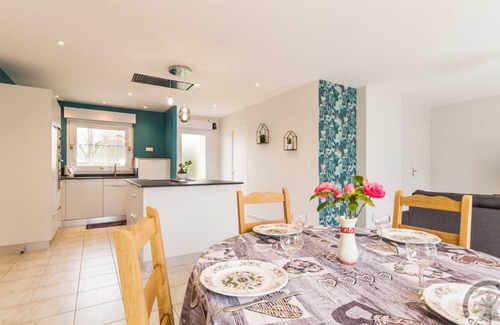 Saint-Pair-sur-Mer Cottage | House in St Pair-sur-Mer near beaches, terrace, enclosed garden, parking