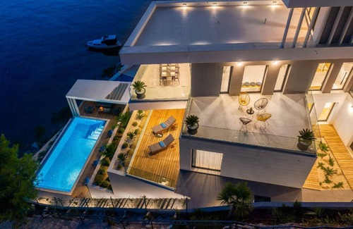 Vinisce House | House in Vinišće with Outdoor Terrace