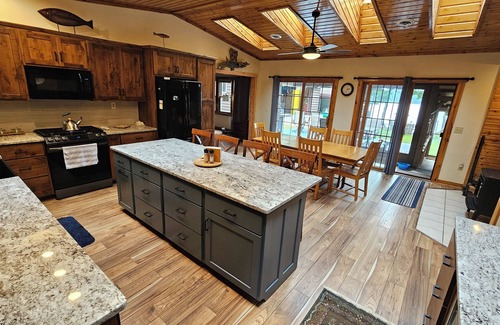 Neillsville House | House ON Lake Arbutus with private dock and game room