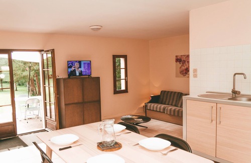 Moncontour House | House on the edge of a lake with Leisure Center near Futuroscope