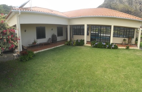 Porto da Cruz House | house pc com piscina interior