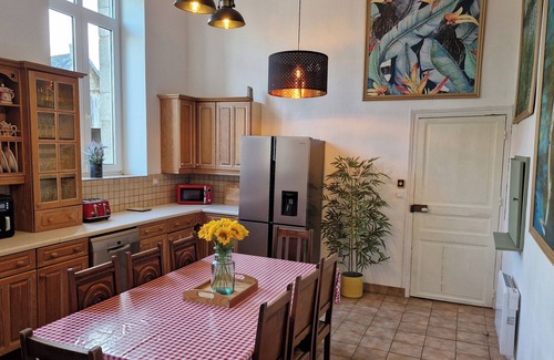 Langoelan House | House - Sleeps 10 - Garden - Pets Ok - Games Room