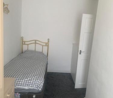 Burnley House | House - Sleeps 3 & free parking