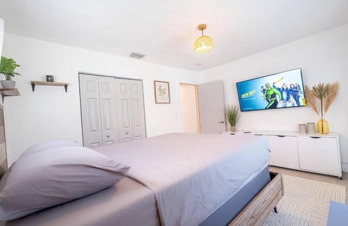 Biscayne Park House | HOUSE WITH A HOT TUB ! ONLY 10 MINS TO THE BEACH