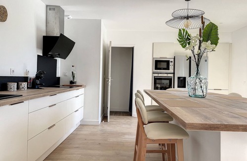 La Lande-de-Fronsac House | House with swimming pool in wooded grounds