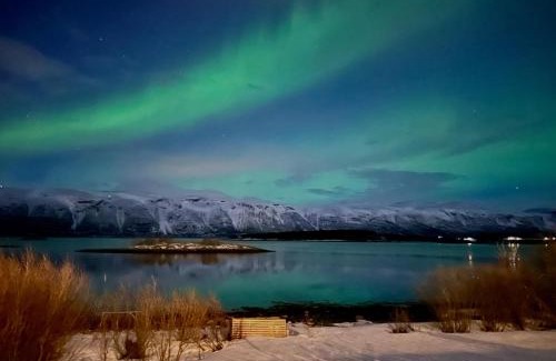 Lyngseidet House | House with garage in central Lyngen