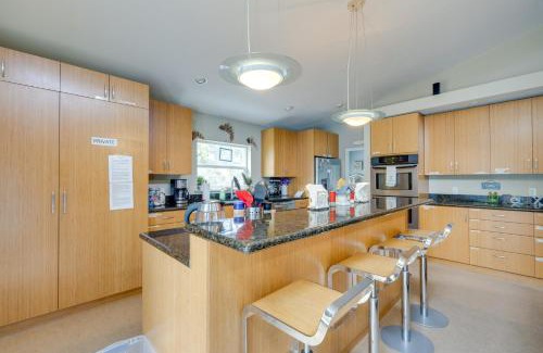 Seaside House | House with Hot Tub and Deck - Walk to Seaside Beach!