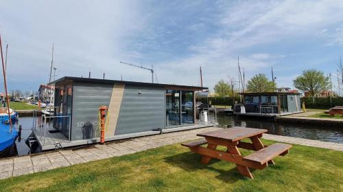 Heeg Ski Chalet | Houseboat Heeg 4 persons