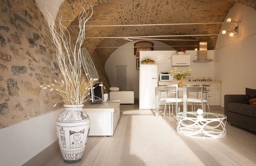 Costa dʼOneglia Apartment | Housing with private garden terrace and residential swimming pool