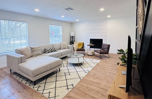 Milwood House | Howdy! Modern stay in Austin