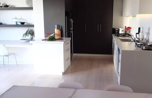 South Melbourne Apartment | Howe’s This! A Huge, 1st Class, Dress Circle Home