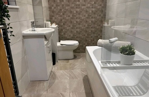 Hull Old Town Apartment | HU1 Hull City Centre Modern Apartment WIFI BATH H9
