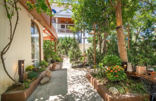 Huong Thuy Villa | Hue Crown Boutique Villa- Hue Ancient Capital