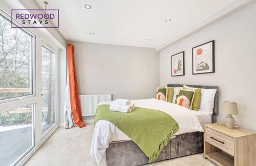 Rushmoor District House | Huge 5 Bed 3 Bath House For Contractors & Families, 2X Free Parking, Free WiFi & Netflix By Redwood Stays