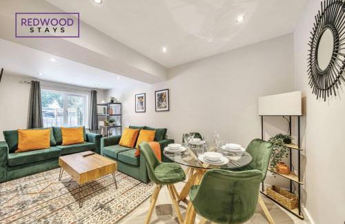 Rushmoor District House | Huge 5 Bed 3 Bath House For Contractors & Families, 2X Free Parking, Free WiFi & Netflix By Redwood Stays