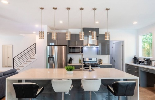 Blackshear-Prospect Hill Apartment | Huge 6BR Gem w/Hot Tub - Near Downtown, SXSW