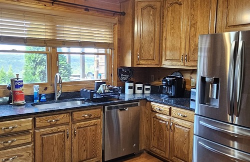 Tunnel Hill Cabin | Huge cabin! Sits on a hillside with unprecedented mountain and sunset views.